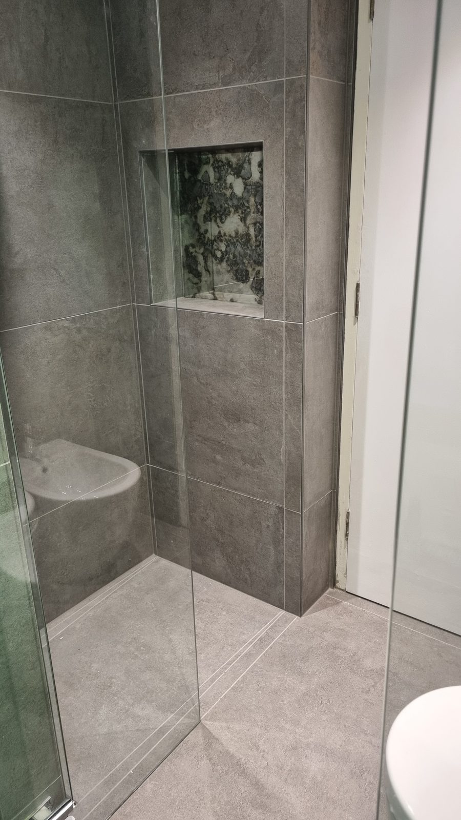 A mitred corner. No trim, no edge bead.