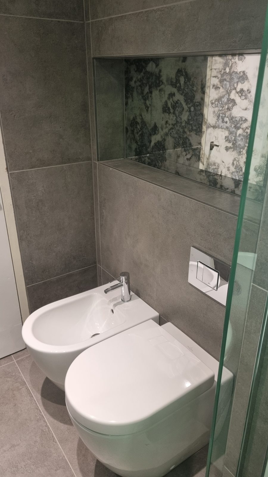Shower set. Brushed nickel, ceiling-flush head.