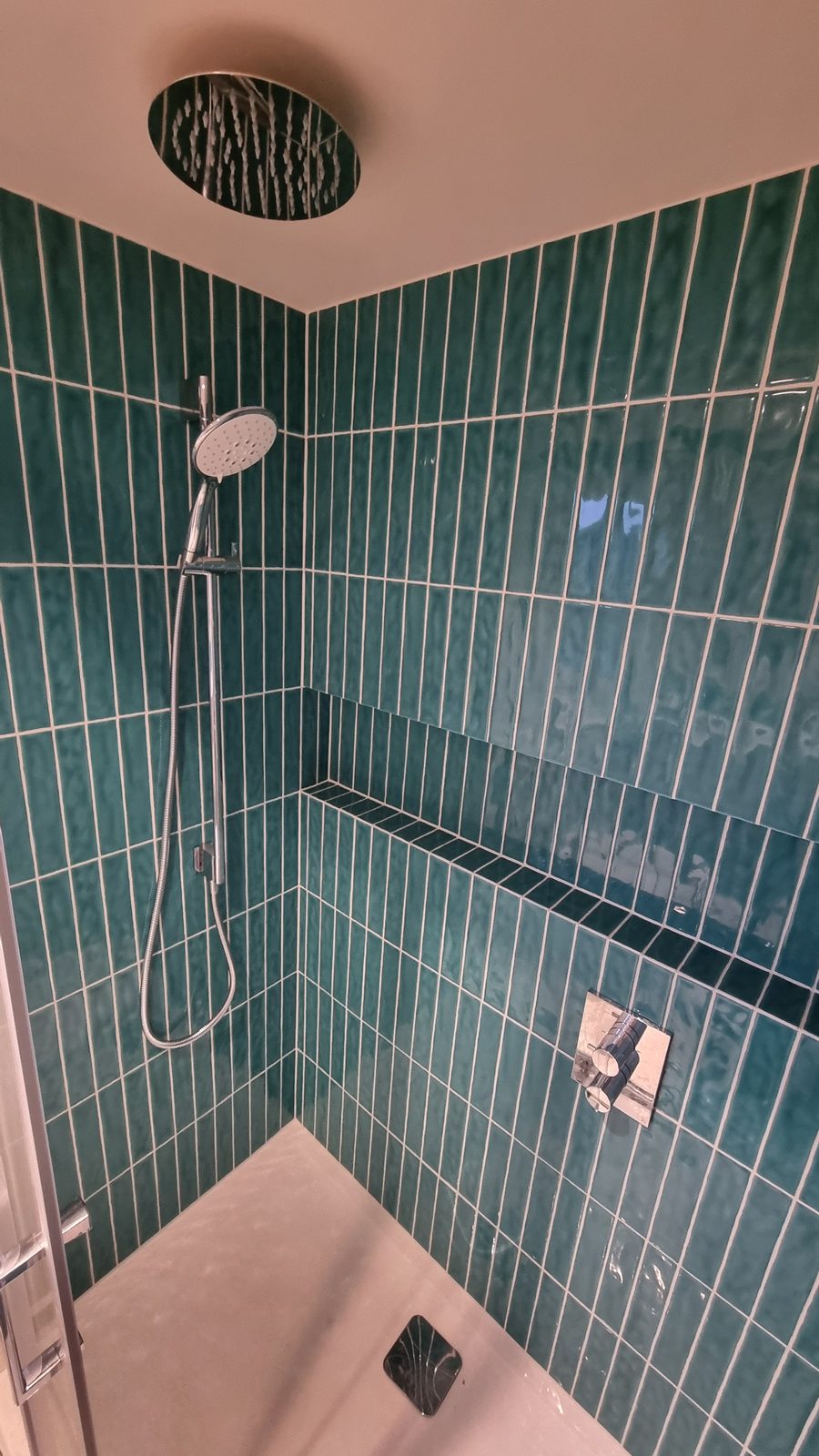 Shower. Rainfall head set into the ceiling.
