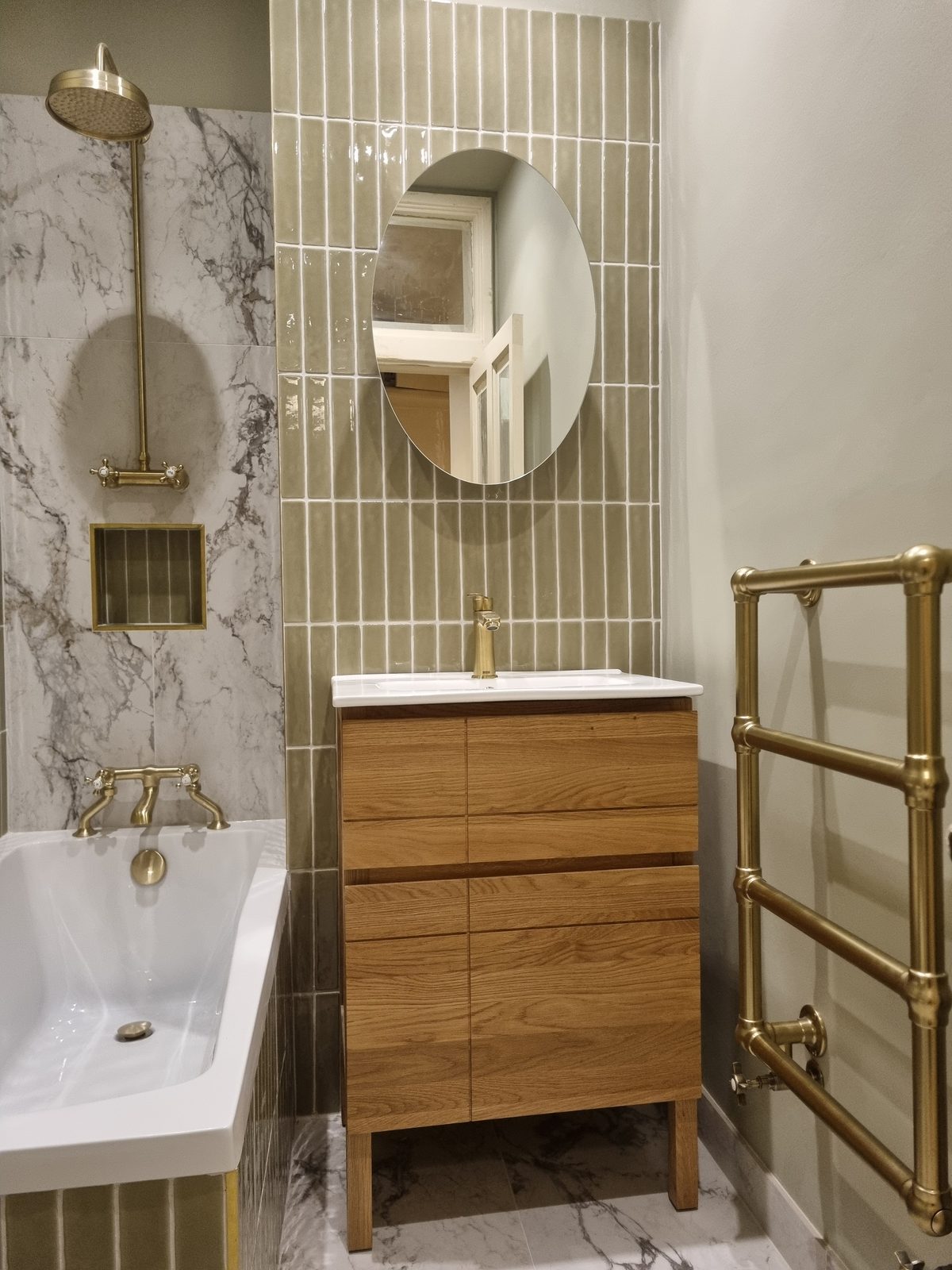 Shower wall. Arabescato marble, brass set.